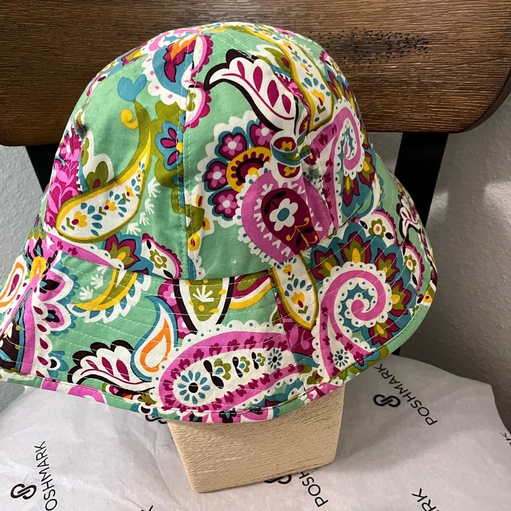 VERA BRADLEY NWOT AUTHENTIC TUTTI FRUTTI GREEN PAISLEY REVERSIBLE BUCKET HAT
